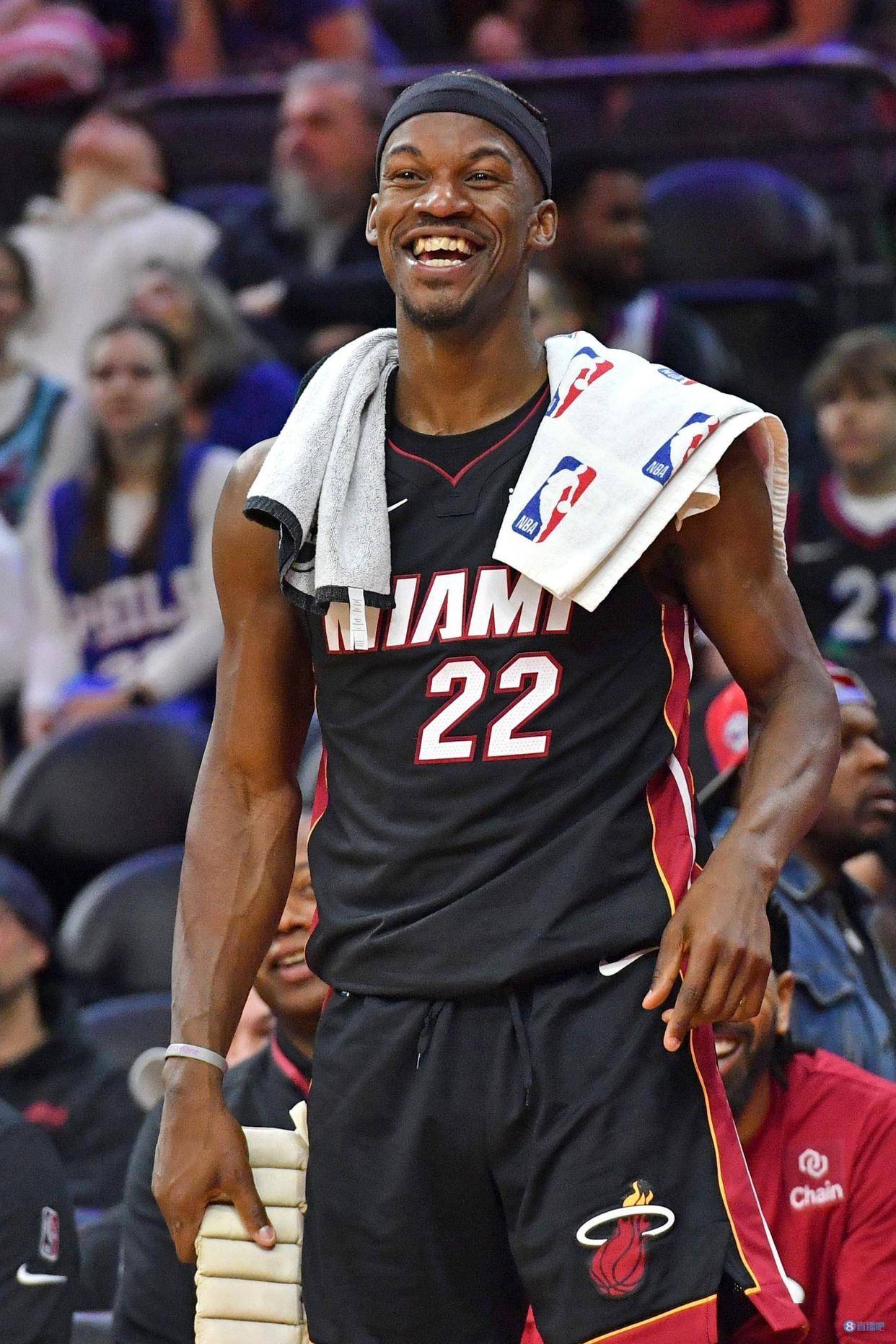 星空体育官网下载入口-米切尔复出首战，巴特勒状态火爆，险胜成为焦点！